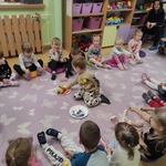 Smerfiki układają zdrowe i niezdrowe produkty na talerzykach.jpg