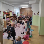 Smerfiki witają rodziców na zajęciu.jpg