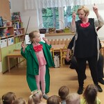 Dziewczynka uczy się dyrygować..jpg