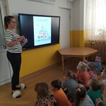 Pani intendentka przedstawia piramidę żywienia.jpg
