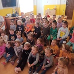 dzieci oglądają bajkę edukacyjną.jpg