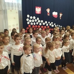 Wszystkie dzieci przygotowują się do hymnu.jpg