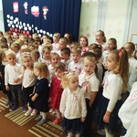 Dzieci przygotowują się do hymnu.jpg