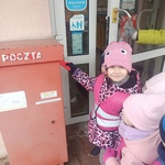 dzieci wysyłają pocztówkę.jpg