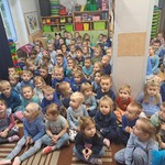 dzieci zgromadzone na dywanie.jpg