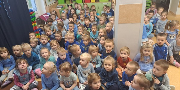 dzieci zgromadzone na dywanie.jpg
