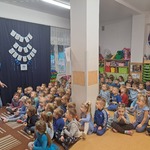 dzieci słuchają prowadzącej uroczystość.jpg