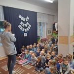 dzieci odpowiadają na pytania nauczyciela.jpg