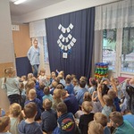 dzieci omawiają z panią prawa dziecka.jpg
