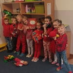 wesoła zabawa dzieci z grupy drugiej.jpg