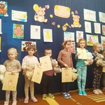Dzieci otrzymują nagrody i dyplomy.jpg