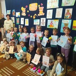 Uczestnicy i organizatorzy konkursu prezentują dyplomy — kopia.jpg