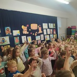 Dzieci ilustrują ruchem misiową piosenkę.jpg