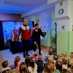 Piernikowy król  pęka od jedzenia pierniczków .jpg