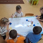 Dzieci rysują wspólnie gospodarstwo.jpg