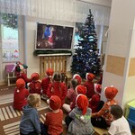 Pajacyki i Gumisie oglądają list od Mikołaja.jpeg