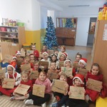 dzieci z prezentami.jpg