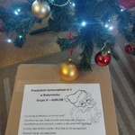 Prezent od Mikołaja pod choinką.jpg