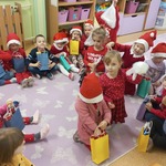 Smerfiki oglądają prezenty.jpg