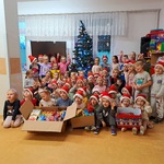 Wszystkie przedszkolaki przekazują dary .jpg