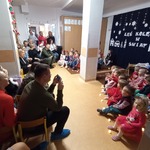 Rodzice słuchają kolęd w wykonaniu dzieci.jpg