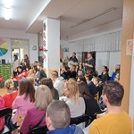 rodzice oglądają występ dzieci