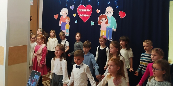 Dzieci trzymają się za ręce .jpg