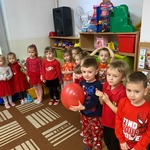 Chłopiec podaje balon.jpeg