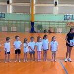 dzieci z grupy IV przed rozpoczęciem rywalizacji sportowej.jpg