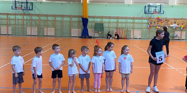 dzieci z grupy IV przed rozpoczęciem rywalizacji sportowej.jpg