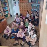 dzieci oglądają teatrzyk Kamishibai.jpg