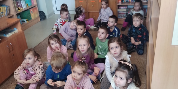 dzieci oglądają teatrzyk Kamishibai.jpg
