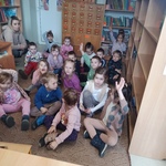 dzieci odpowidają na pytania dotyczące treści utworu.jpg