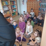 dzieci słuchają prowadzącej.jpg