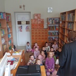Gumisie w bibliotece szkolnej.jpg