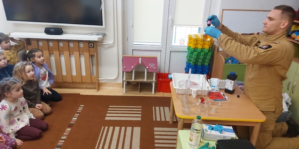 Eksperyment chemiczny - zmiana zabarwienia cieczy.jpg