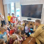 Eksperyment chemiczny prowadzony przez  st. kpt. Damiana Kościuczuk w grupie III i IV.jpg