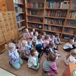 Smerfiki słuchają bajki.jpg