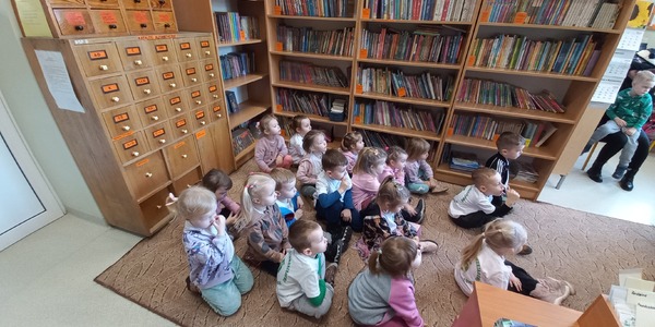 Smerfiki słuchają bajki.jpg