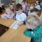 Dzieci dopasowują rybki do ich cienia.jpg