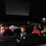 Dzieci w oczekiwaniu na film.jpg