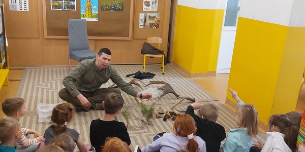 Wizyta leśniczego w gr IV Kubusie.jpg