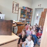Dzieci oglądają teatrzyk kamishibai.jpg
