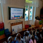 PAJACYKI OGLĄDAJĄ FILM EDUKACYJNY O AUTYZMIE.jpg
