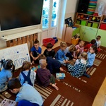 Zabawy sensoryczne w małych grupach .jpg
