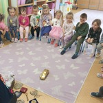Smerfiki podziwiają złoty samochód.jpg