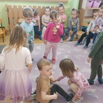 Dzieci oglądają przedmioty.jpg