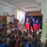 dzieci z zaciekawieniem oglądają aktorów.jpg