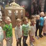 Gumisie stoją na baczność.jpg