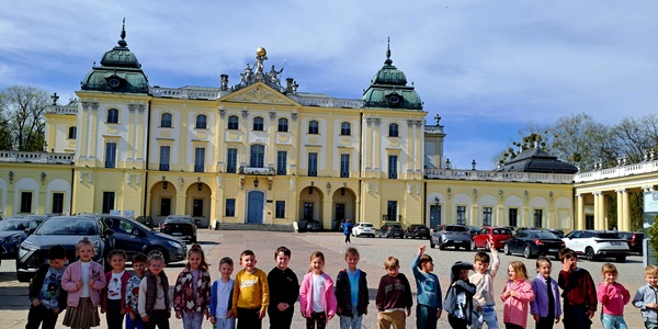 Pajacyki pod Pałacem Branickich.jpg
